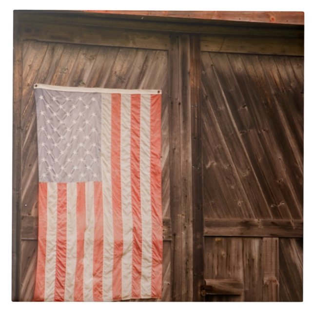 Maine, verblaßte amerikanische Flagge auf Tür der Fliese (Vorderseite)