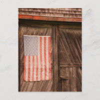 Maine, verblasste amerikanische Flagge vor der Tür