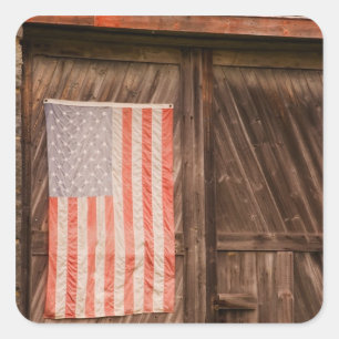 Maine, verblasste amerikanische Flagge vor der Tür Quadratischer Aufkleber