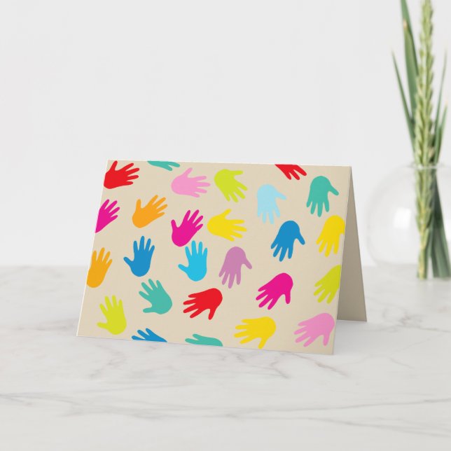 Mains autour de la carte de voeux du monde (Devant)