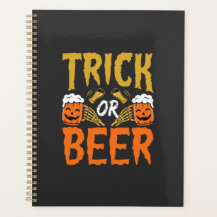 Mains de squelette de bière ou farce d'Halloween