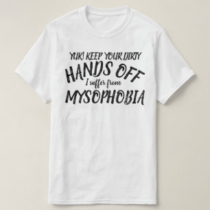 Mains de Yuk que je souffre du T-shirt de