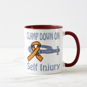 Maintenez vers le bas sur la tasse de blessure