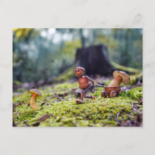 Maiself mit einem Pilz in einem kleinen Wagen Postkarte