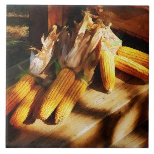 Maiskolben auf dem Außenmarkt Fliese