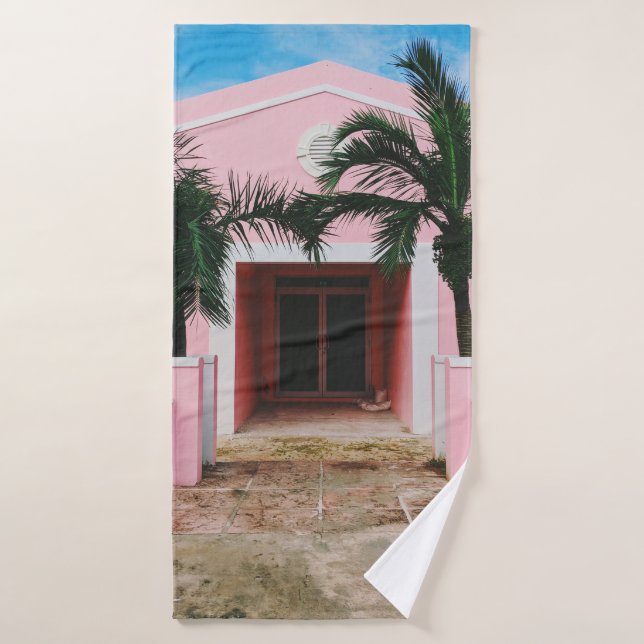 Maison en béton rose et blanc près des arbres vert (Serviette de bain)