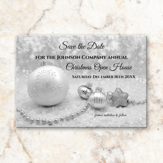 Maison ouverte de Noël Argent Enregistrer la carte (Black and white Save the Date Christmas invitation, featuring silver Christmas baubles in the snow )