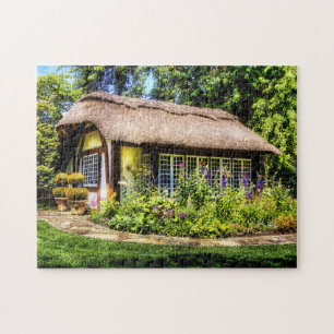Maison rurale avec puzzle au toit de chaume