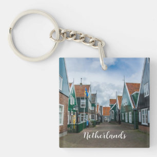 Maisons traditionnelles en bois dans le village de