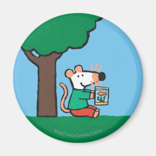 Maisy liest ihr Bibliotheks-Buch draußen Magnet