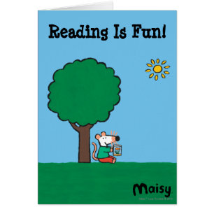 Maisy lit son livre de bibliothèque dehors