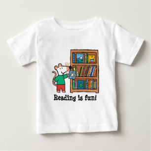 Maisy und ein Bücherregal der Bücher Baby T-shirt