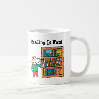 Maisy und ein Bücherregal der Bücher Kaffeetasse