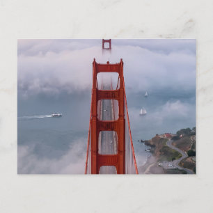 Majestätige Golden Gate Bridge in nebligen Wolken Postkarte