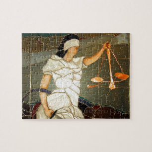Majestätige Lady Justice im Buntglasdesign