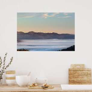Majestätiger Berg Triglav mit Nebel im Tal Poster