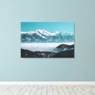 Majestätische Berge erheben sich über einem neblig Leinwanddruck