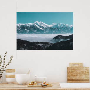 Majestätische Berge über das Nebeltal Poster