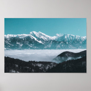 Majestätische Berge über das Nebeltal Poster