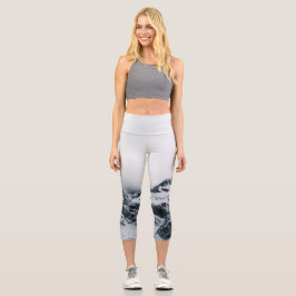 Majestätische Berge unter den Wolken Capri Leggings