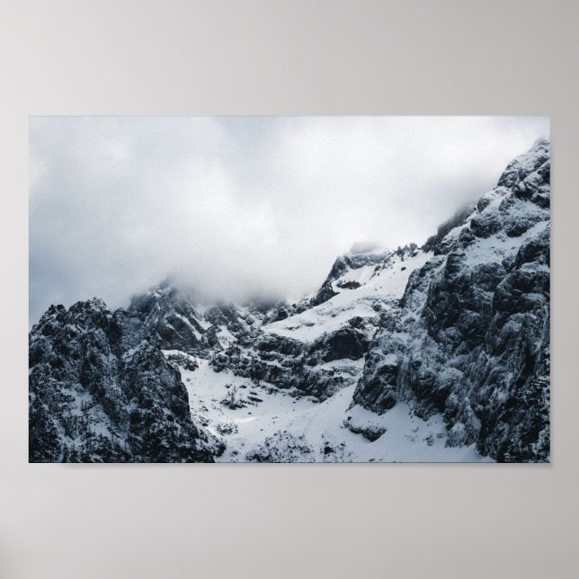 Majestätische Berge unter den Wolken Poster (Vorne)
