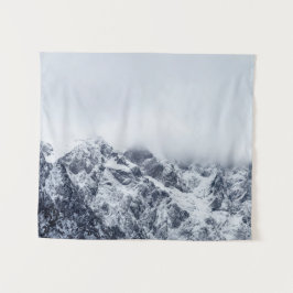 Majestätische Berge unter Wolken Wandteppich