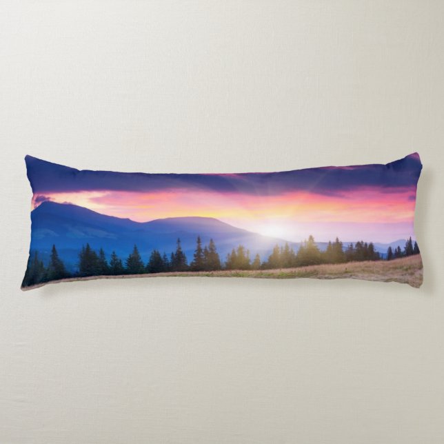 Majestätische Berglandschaft am Himmel Seitenschläferkissen (Vorderseite)