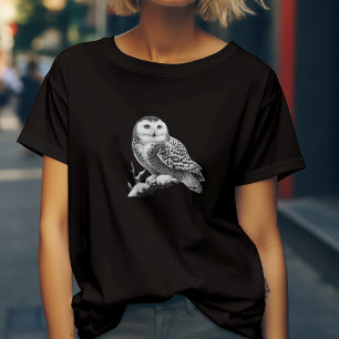 Majestätische Schneeeule sitzend T-Shirt