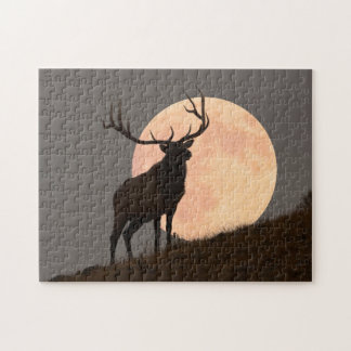 Majestätische Stier-Elch-und Vollmond-Aufstieg