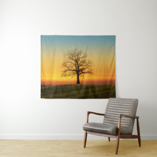 Majestätischer Baum an der sonnigen Landschaft Wandteppich