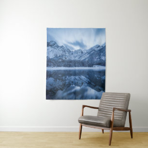 Majestätischer Berg Mangart Reflektion Fuskersee Wandteppich