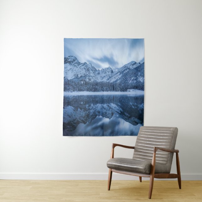 Majestätischer Berg Mangart Reflektion Fuskersee Wandteppich (Beispiel)