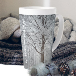 Majestätischer Buchenbaum im Winterwald Milchtasse