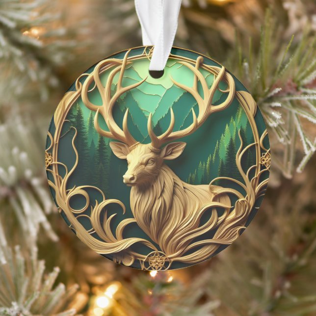 Majestätischer Buck, der in einen ruhigen Wald hin Ornament (Baum)