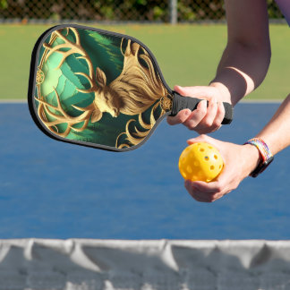 Majestätischer Buck, der in einen ruhigen Wald hin Pickleball Schläger