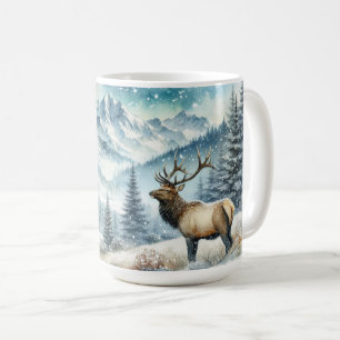 Majestätischer Elch steht zwischen schneebedeckten Kaffeetasse