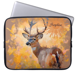 Majestätischer Hirsch auf einem Feld mit Wildblume Laptopschutzhülle