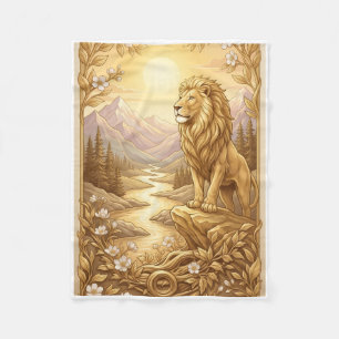 Majestätischer Löwe in sonniger Berglandschaft Kun Fleecedecke