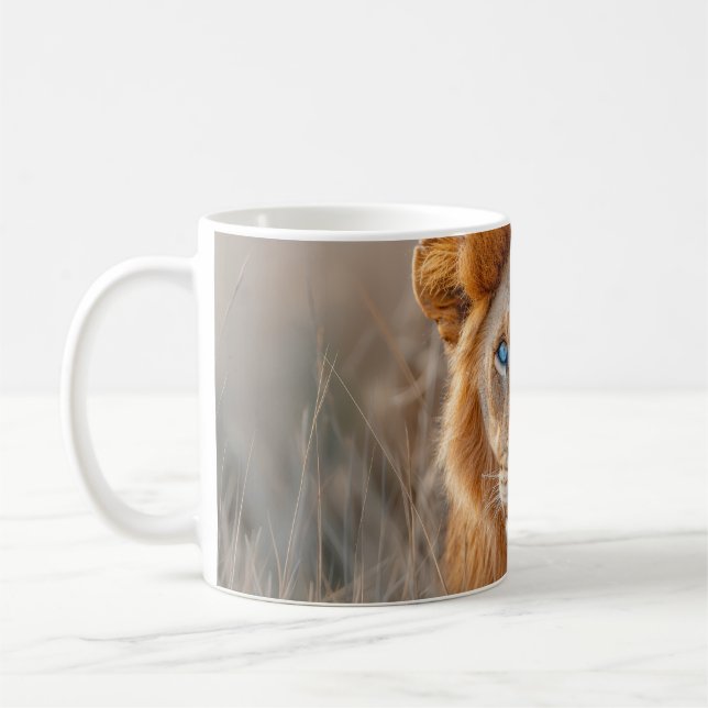 Majestätischer männlicher Löwe mit leuchtend blaue Kaffeetasse (Links)
