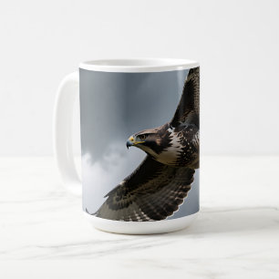 Majestätischer schwebender Habicht Sturmwolken Kaffeetasse
