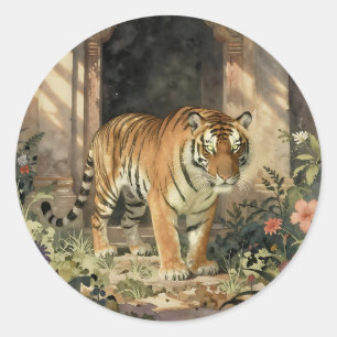 Majestätischer Tiger, der durch die alten Dünen wa Runder Aufkleber