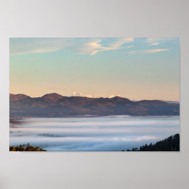 Majestätischer Triglav mit Nebel im Tal Poster