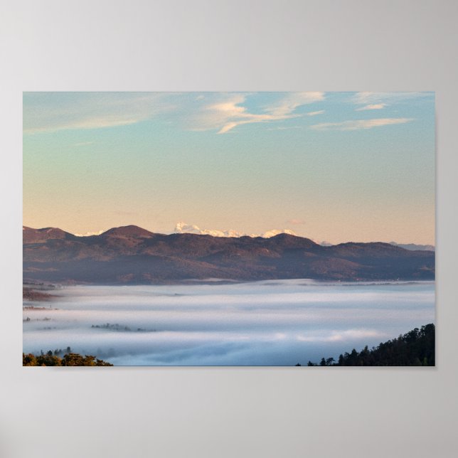 Majestätischer Triglav mit Nebel im Tal Poster (Vorne)