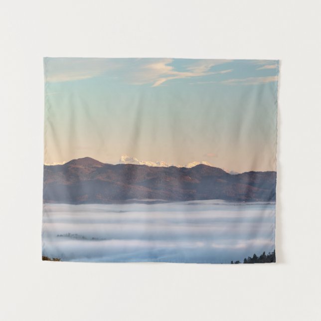 Majestätischer Triglav mit Nebel im Tal Wandteppich (Vorderseite (Horizontal))
