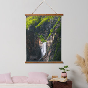 Majestätischer Wasserfall Boka im Frühling Ruhm Wandteppich Mit Holzrahmen