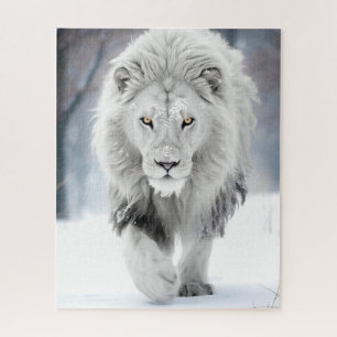 Majestätischer Weißer Löwe im Winter Wonderland De