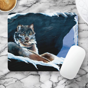 Majestätischer Winterluchs ruht auf schneebedeckte Mousepad