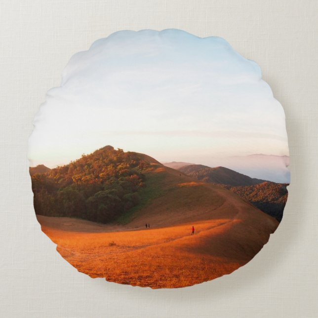 Majestätisches Feld im Sonnenlicht. Dramatisch und Rundes Kissen (Vorderseite)