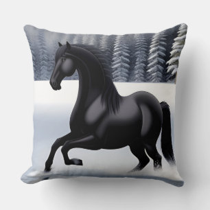 Majestätisches schwarzes Pferd, das auf einer schn Kissen
