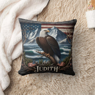 Majestic Adler gegen Landschaftliche Bergkulisse Kissen